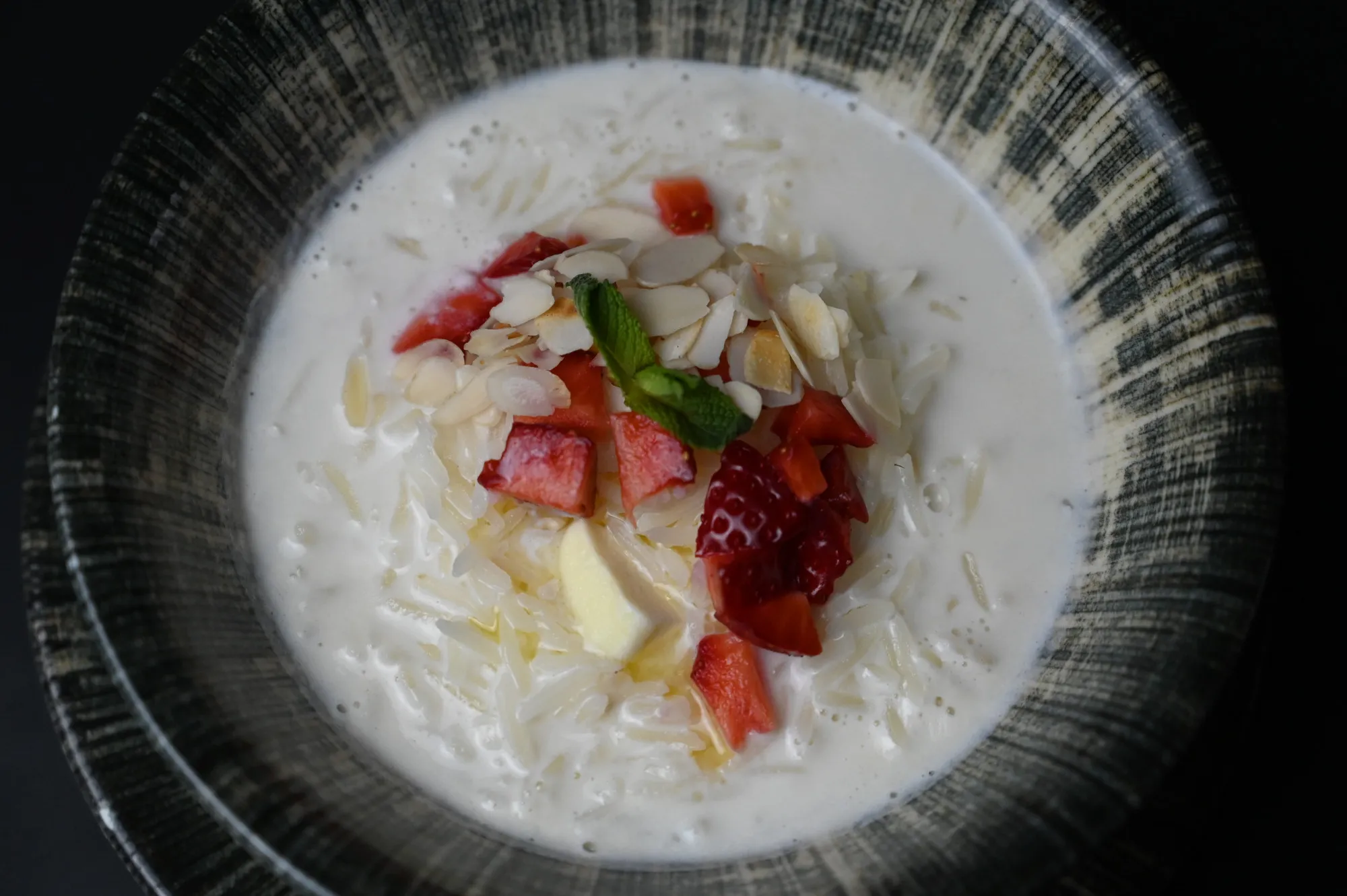 Каша рисовая на молоке с ягодами и орешками